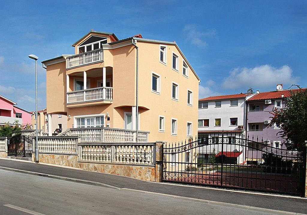 Apartment Vukadin Pula Exterior foto